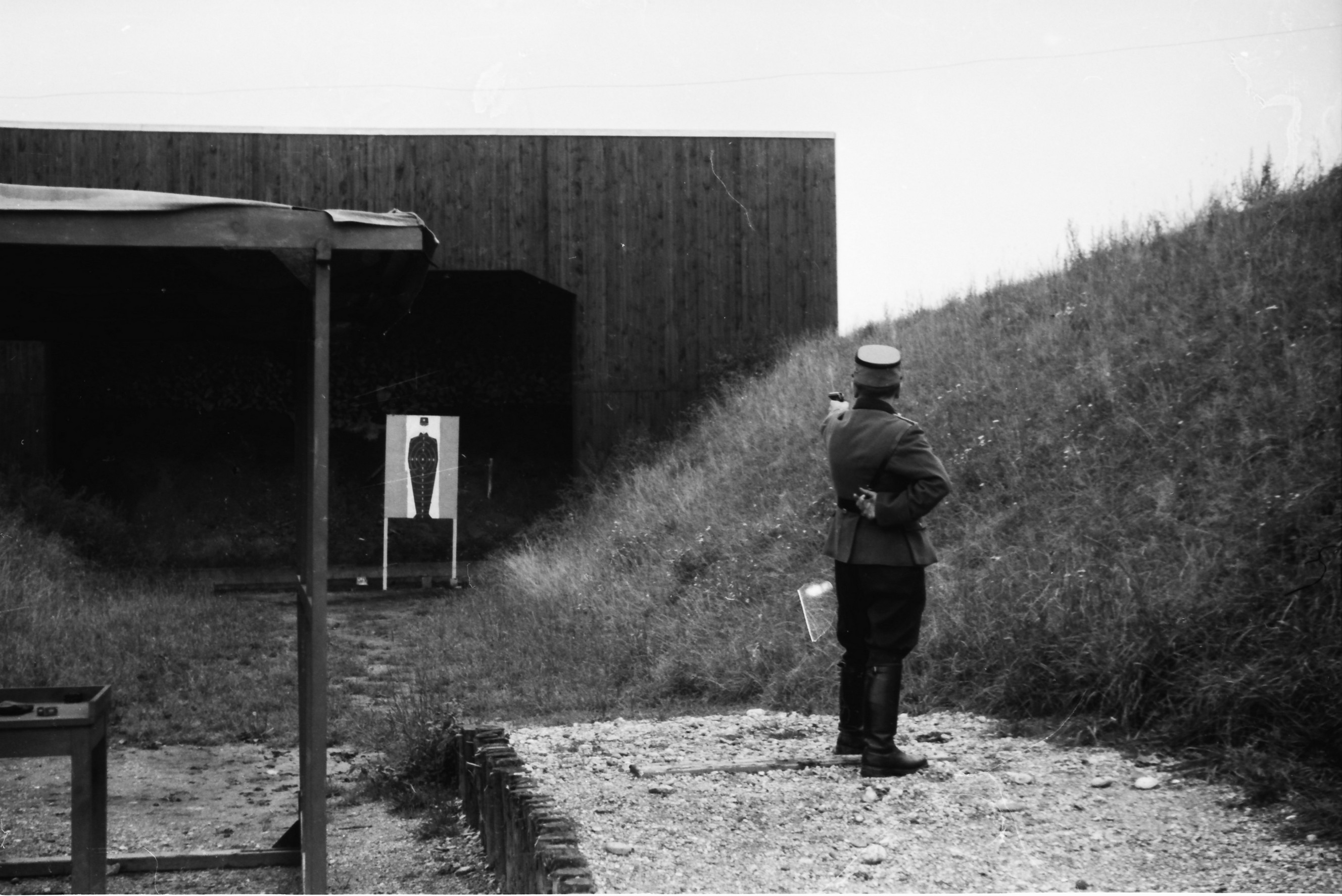 SS che mira a un bersaglio, con sagoma umana, con braccio proteso e pistola in mano (diritti di immagine: Heinz Bielmeier, Dachau)