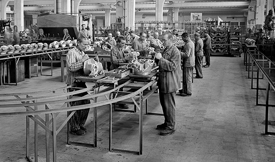 Häftlinge machen Zwangs·arbeit bei BMW. Das Foto ist aus Allach. (BMW Group Archiv, München) 