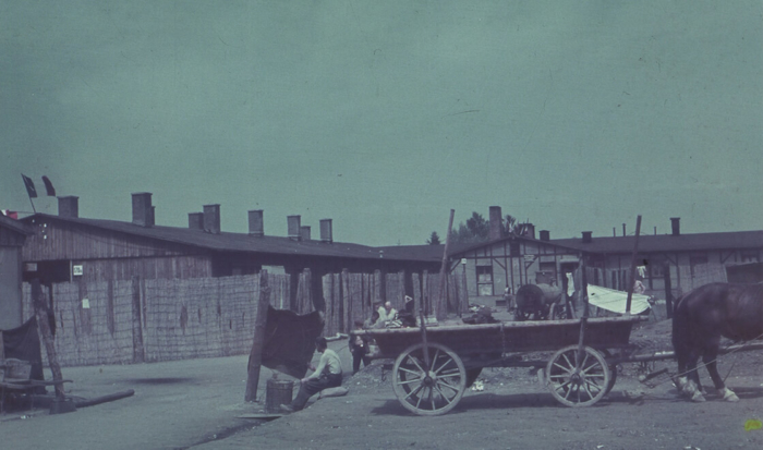 Derrière une clôture, sur la gauche de la photo, se trouve la baraque du bordel. Un peu plus loin sur la droite, derrière une voiture à cheval, on distingue le block de désinfection.