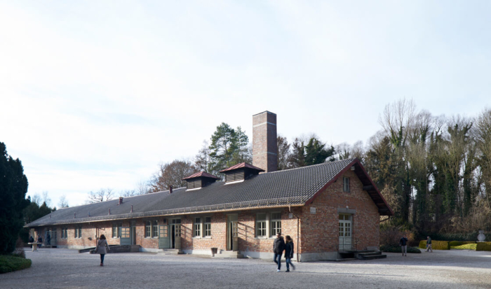 Nowy budynek krematorium, nazywany także „Barakiem X“, jest podłużną, ceglaną budowlą z dużym, czworokątnym kominem. Budynek ma kilka wejść, do których można się dostać schodami lub po rampach