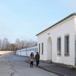 Parallel hinter dem ehemaligen Wirtschaftsgebäude befindet sich der frühere “Bunkerhof” und der “Bunker”. Bei dem ehemaligen “Bunker” handelt es sich um ein einfaches Gebäude, von dessen Eingang zwei lange Flügel abgehen. Zwischen dem früheren Wirtschaftsgebäude und “Bunker” liegt der einstige “Bunkerhof”.