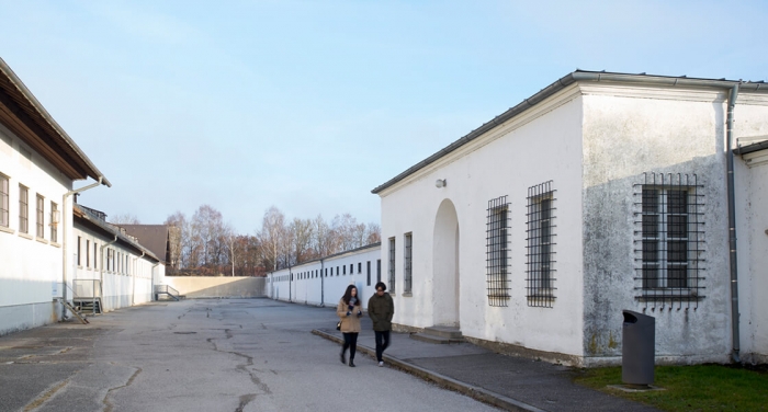 Parallel hinter dem ehemaligen Wirtschaftsgebäude befindet sich der frühere “Bunkerhof” und der “Bunker”. Bei dem ehemaligen “Bunker” handelt es sich um ein einfaches Gebäude, von dessen Eingang zwei lange Flügel abgehen. Zwischen dem früheren Wirtschaftsgebäude und “Bunker” liegt der einstige “Bunkerhof”.