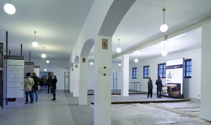 Exhibition panels are located on the left-hand side of the former prisoner baths. Separated by several arches inserted into the brickwork, on the right a section of the lower-lying baths is uncovered.