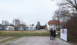 Links: Die ehemalige Lager·bäckerei. Rechts: Die ehemalige Kommandantur. Das Foto ist von 2017. (KZ-Gedenkstätte Dachau)