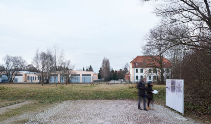 After the connecting road between the prisoners’ camp and the SS camp was uncovered during redevelopment work on the Memorial Site in 2004, today it is possible to identify the former camp bakery on the left and the former commandant’s headquarters on the right.