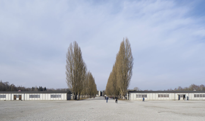 Die ehemalige Lager·straße und die rekonstruierten Baracken. Das Foto ist von 2017. (KZ-Gedenk·stätte Dachau)