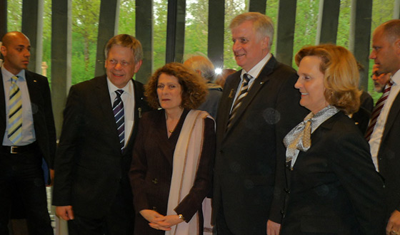 Die Eröffnung des Besucher·zentrums. Auf dem Foto sieht man von links nach rechts: Stiftungs·direktor Karl Freller Die Inhaberin der Literatur·handlung Rachel Salamander Minister·präsident Horst Seehofer Die Ehe·frau von Horst Seehofer Karin Seehofer Das Foto ist vom 29. April 2009 (KZ-Gedenk·stätte Dachau) 