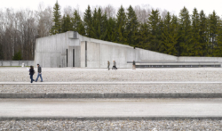 Evangelische Versöhnungs·kirche. Das Foto ist von 2010. (KZ-Gedenk·stätte Dachau)