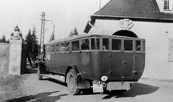 Premier convoi de prisonniers en bus devant la conciergerie de l´ancienne usine (Crédits photographiques : Archives municipales de Munich)