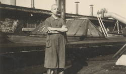 Ein Häftling auf einem Gewächs·haus von der Lager·gärtnerei. Das Foto hat ein Häftling gemacht. Das Foto war nicht erlaubt. Das Foto ist von 1944. (KZ-Gedenk·stätte Dachau)