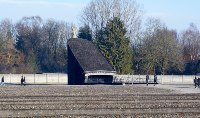 À droite de la chapelle de l’Agonie du Christ se trouve le mémorial juif. L’accès est assuré par une rampe menant à un espace en contrebas qui rappelle la clandestinité des cachettes souterraines. Cette entrée est surmontée d’un toit incliné formant, avec un mur de fond incurvé, la partie du mémorial visible en surface. La cime du toit est coiffée d’une menorah.