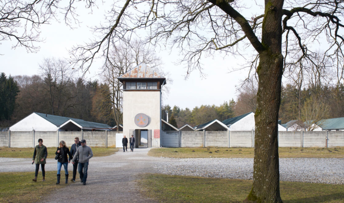 Hinter der Todesangst-Christi-Kapelle befindet sich das Karmel Heilig Blut. Der Vorhof des Klosters ist über einen Tordurchbruch in einem ehemaligen Wachturm öffentlich zugänglich. Recht und links von diesem Wachturm lassen sich über den ehemaligen Mauern des Lagers die Giebel der Klostergebäude erkennen, deren Anordnung kreuzförmig ist.