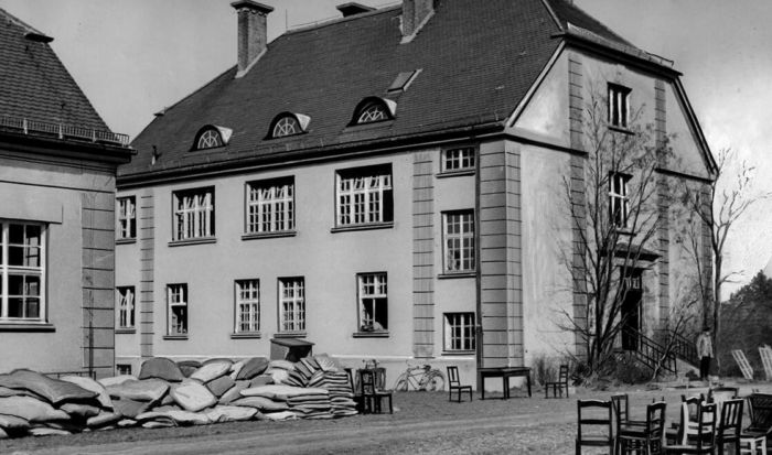 L’edificio di comando a tre piani ha molte finestre e si trova direttamente accanto al campo dei detenuti. La foto mostra il retro dell'edificio, costruito come se fosse una villa.