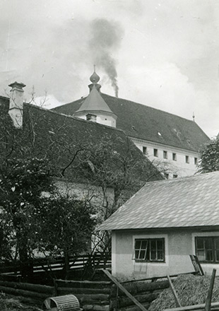 Hartheim Castle with smoke billowing over the roof (Wolfgang Schuhmann)