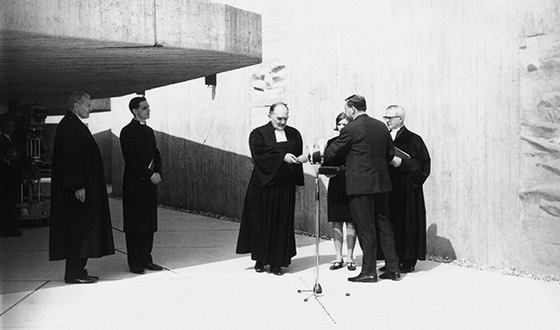 Vor dem Eingang zur Versöhnungskirche übergibt der Architekt Helmut Striffler den Schlüssel an den Bischof Kurt Scharf (Mitte), stellvertretender Vorsitzender des Rats der Evangelischen Kirche in Deutschland. (Keystone)