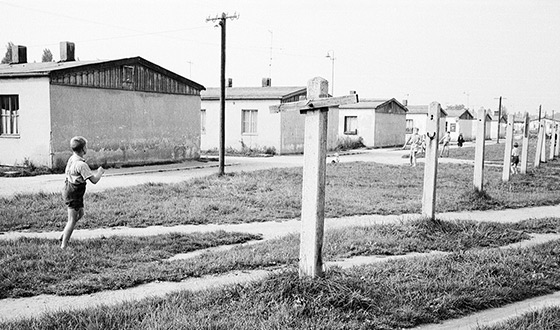 Dzieci bawiące się na trawniku obok byłych baraków obozowych (Muzeum-Miejsce Pamięci Dachau)