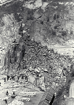 An enormous quarry with comparably small men, forced to work with their bare hands (Bildrechte: Federal archives/Museu d’Historia de Catalunya, Barcelona)