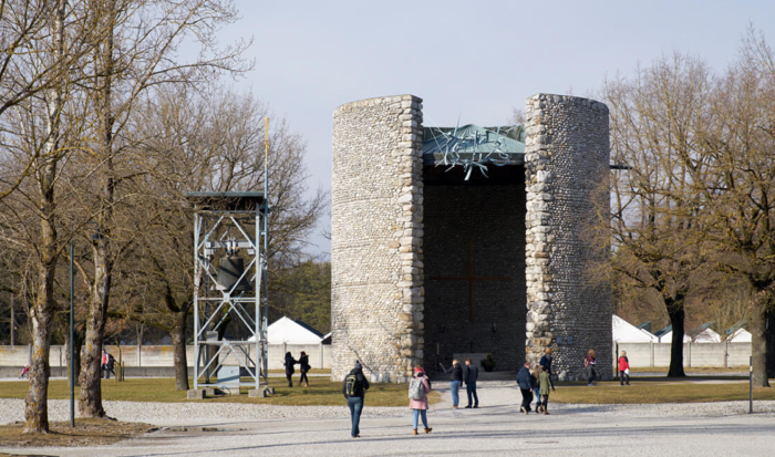 Die Todesangst-Christi-Kapelle ist ein zylindrischer Bau, der sich zur Mittelachse des ehemaligen Lagers, der sogenannten Lagerstraße, öffnet. Vor dem Kegeldach und über dem Eingangsbereich ist eine kupferne Dornenkrone angebracht. Links von der Kapelle ist eine Glocke in einem freistehenden Trägergerüst angebracht, an dem ein Kreuz angebracht ist.