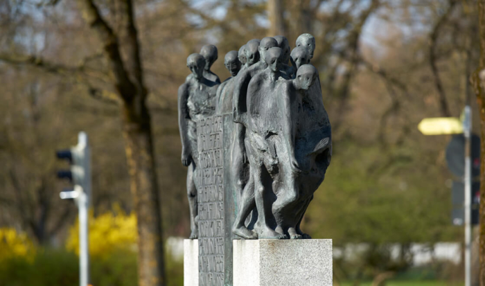 Das Mahnmal zeigt abgemagerte Häftlinge, die sich mit letzter Kraft auf den Beinen halten.