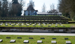 Terrassen·gräber auf dem Wald·fried·hof. Das Foto ist von 2017. (KZ-Gedenk·stätte Dachau)