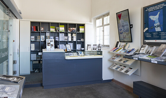 Vista dell'interno della libreria del CID, che si trova all’ingresso dell’esposizione principale