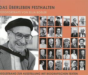 Cover des Ausstellungskatalogs „Das Überleben festhalten – Fotoportraits von Elija Boßler”, darauf sind 25 kleine Portrait-Bilder in schwarz-weiß von überlebenden Männern und Frauen zu sehen.