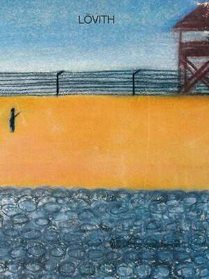 Cover des Ausstellungskatalogs „Egon Marc Lövith – ich zeige wenig und sage alles. Pastelle,Gemälde, Zeichnungen”. Das Gemälde zeigt einen Wachturm und Stacheldrahtzäune im Hintergrund, im Vordergrund sind viele Menschen angedeutet.