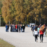 Schülerinnen und Schüler bei geführten Rundgängen für Gruppen und Schulklassen