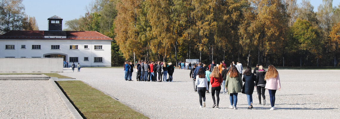 Groupes d’élèves participant à des visites guidées pour les scolaires