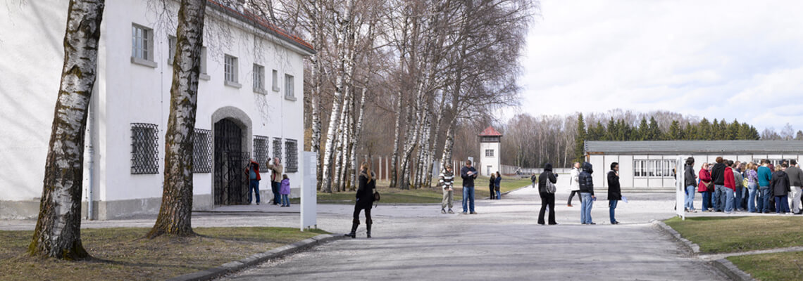 Besucherinnen und Besucher auf dem Gelände des ehemaligen Häftlingslagers, das heute zentraler Bereich der Gedenkstätte ist.