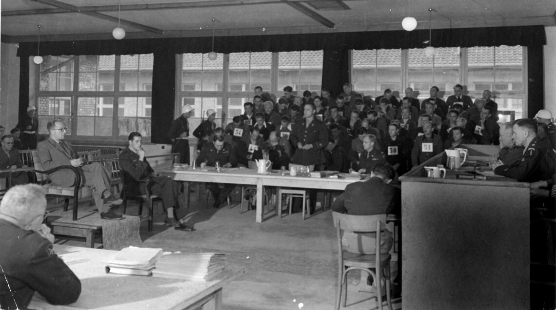 Zeugenbefragung im ersten Dachauer Prozess im November 1945
