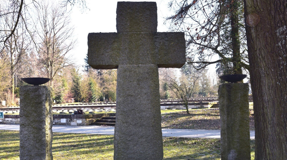Denkmal der österreichischen Landsmannschaft auf dem Dachauer Waldfriedhof aus dem Jahr 1950