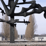 Blick vom Internationalen Mahnmal über die Lagerstraße mit den beiden rekonstruierten Baracken zur Todesangst-Christi-Kapelle