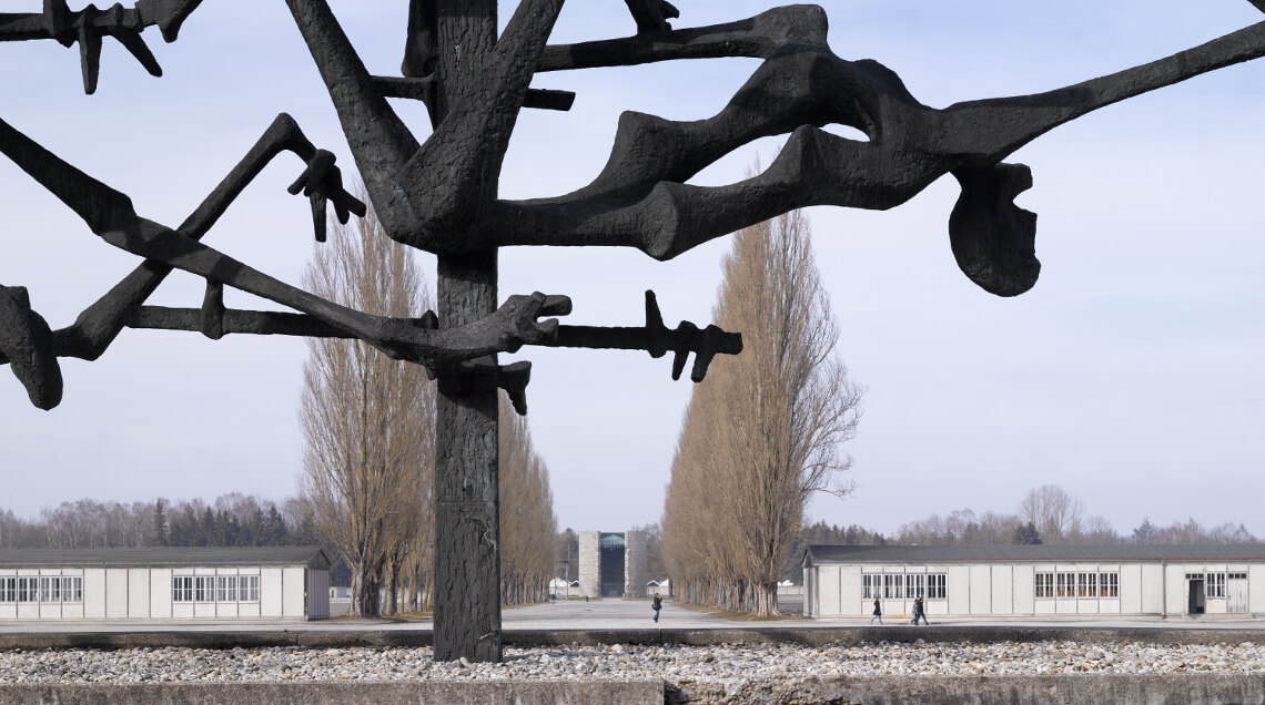 Blick vom Internationalen Mahnmal über die Lagerstraße mit den beiden rekonstruierten Baracken zur Todesangst-Christi-Kapelle