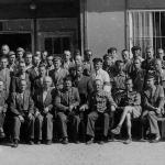 Eine Gruppe befreiter polnischer Häftlinge vor einer Baracke, vermutlich im Mai 1945