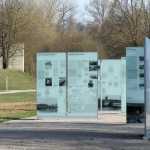 Ausstellungstafeln auf dem Gelände des ehemaligen “SS-Schießplatz Hebertshausen”