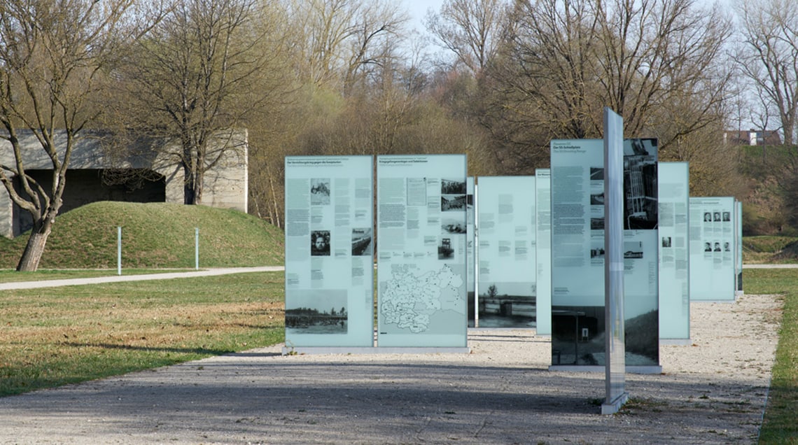 Ausstellungstafeln auf dem Gelände des ehemaligen “SS-Schießplatz Hebertshausen”