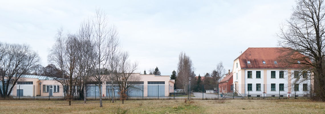 Blick vom ehemaligen Jourhaus zur ehemaligen Kommandantur und verschiedenen ehemaligen Werkstätten des KZ Dachau