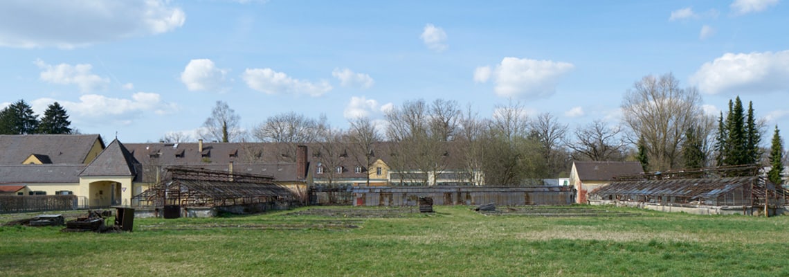 Blick auf die ehemaligen SS-Versuchsgüter, von den Häftlingen als “Plantage” bezeichnet.]