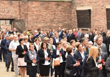 Die Mitarbeiter/-innen des Projekts bei der Gedenkveranstaltung zum Jahrestag des ersten Häftlingstransports in das Konzentrationslager Auschwitz