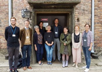 Die Projektbeteiligten vor dem Archiv des Staatlichen Museums Auschwitz-Birkenau