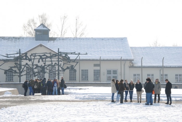 Mahnmal an einem verschneiten Wintertag, Besuchergruppen im Vordergrund