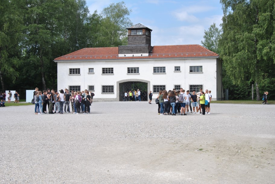 Besuchergruppen, im Hintergrund das Jourhaus der Gedenkstätte Dachau
