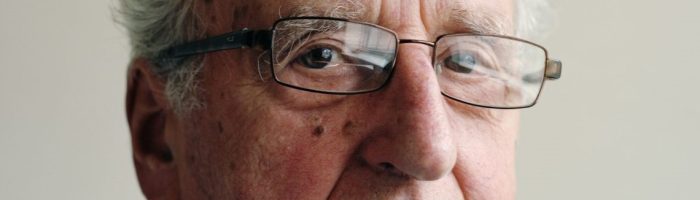 Portrait von Ivor Perl, der in die Kamera blickt