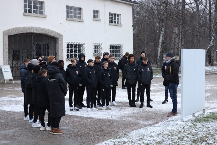 Eine Gruppe des FC Augsburg gemeinsam mit Maximilian Lütgens, Mitarbeiter der Bildungsabteilung der KZ-Gedenkstätte Dachau (Foto: FC Augsburg)