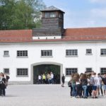 Das ehemalige Jourhaus mit einer Besuchergruppe