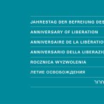 Der Schriftzug "Jahrestag der Befreiung des KZ Dachau" steht in weißer Schriftuntereinander in englischer, französischer, italienischer, polnischer, russischer und hebräischer Übersetzung. Der Hintergrund ist petrolfarben.