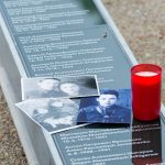 Fotos zur Erinnerung an sowjetische Kriegsgefangene, die auf dem SS-Schießplatz in Hebertshausen ermordet wurden, auf der Installation „Ort der Namen“.