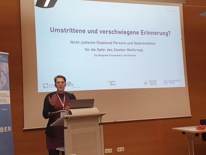 Teilnehmende bei ihren Vorträgen in einem Seminarraum