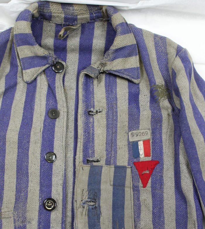 Häftlingsjacke von Georges Schroeder mit seiner Dachauer Haftnummer 99269 und der französischen Flagge mit Lothringerkreuz.